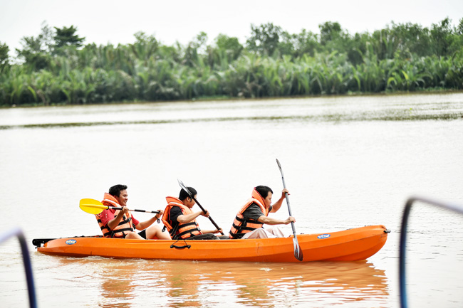 . Chèo thuyền kayak được rất nhiều du khách chọn khi khám phá Krabi. Bạn có thể chèo dọc theo các con sông, xuôi về khu công viên quốc gia Than Bok để khám phá những báu vật khảo cổ học là các bức vẽ thô sơ trong lòng hang.